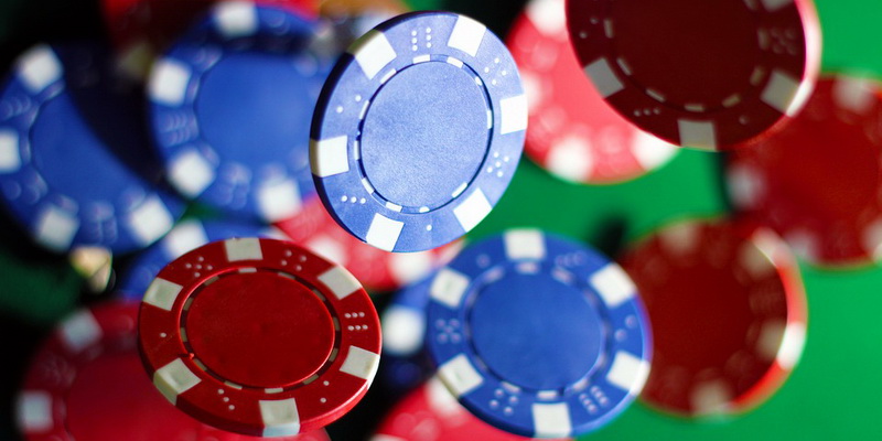 Spalvingi žetonai naudojami kazino online ir realiai
